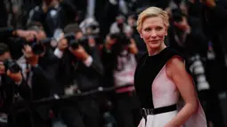 Cate Blanchett adalah lambang keanggunan saat ia bergabung dengan sesama superstar Natalie Portman dan Naomi Ackie di karpet merah Festival Film Cannes 2023. (AP Photo/Daniel Cole)