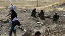 Di Hawara, warga Pelstina melempari militer Israel dengan batu saat melakukan aksi protes terhadap serangan ke jalur Gaza, (25/7/2014). (REUTERS/Abed Omar Qusini)