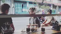 6 Kedai Kopi Pinggir Jalan yang Rasanya Tak Kalah dari Kafe