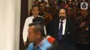 Presiden Joko Widodo atau Jokowi (kiri) didampingi Ketua Umum Partai Nasdem Surya Paloh (kanan) saat menghadiri perayaan ulang tahun ke-8 Partai Nasdem di JIExpo, Jakarta, Senin (11/11/2019). Surya Paloh menyambut langsung kedatangan Jokowi di HUT Nasdem. (Liputan6.com/Angga Yuniar)