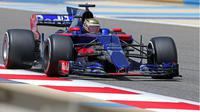 Pebalap Indonesia, Sean Gelael, menguji mobil STR12 milik Toro Rosso pada hari pembuka tes tengah musim F1 2017 di Sirkuit Internasional Bahrain, Sakhir, Bahrain, Selasa (18/4/2017). (Bola.com/Twitter/ToroRossoSpy)