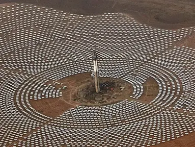 Maroko membuat kompleks tenaga surya terbesar di dunia, Maroko, Sabtu (1/4). Pembangkit listrik yang berada di tepi gurun Sahara ini akan menjadi satu-satunya pembangkit listrik tenaga surya terbesar di dunia. (AP Images)