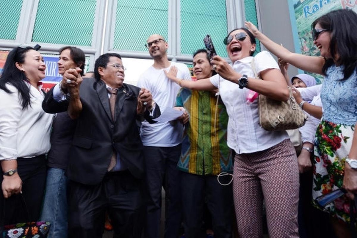 Beginilah momen pembebasan dua guru JIS di Cipinang
