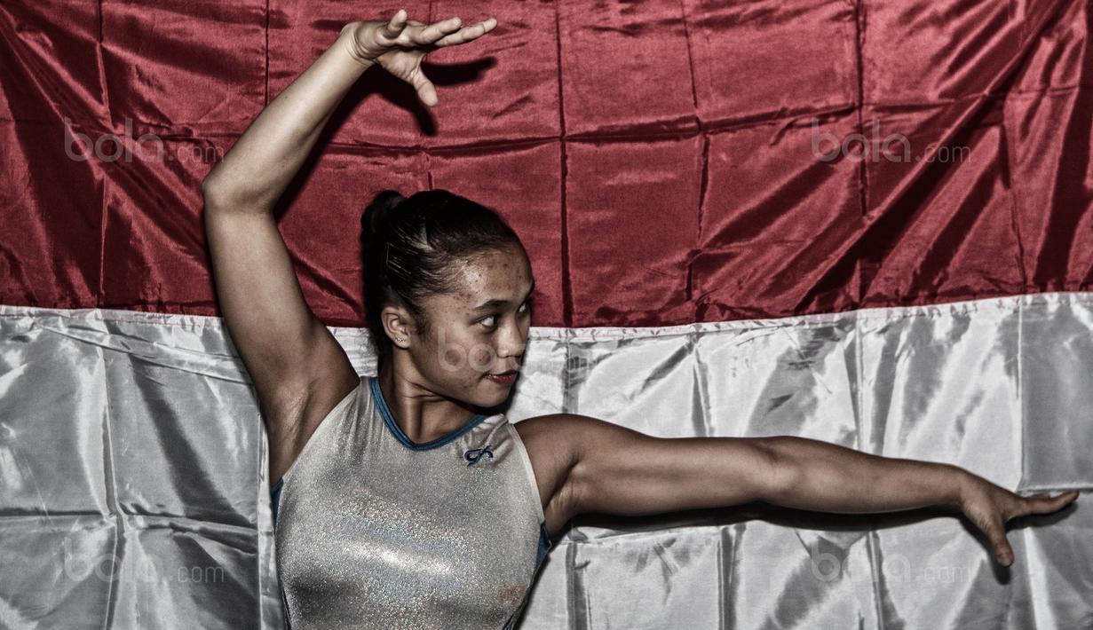 Armartiani salah satu atlet senam Artistik Indonesia saat berlatih di Gedung Senam Buaran, Jakarta, Rabu (09/8/2017). Tia akan tampil pada ajang SEA Games 2017.  (Bola.com/Nicklas Hanoatubun)