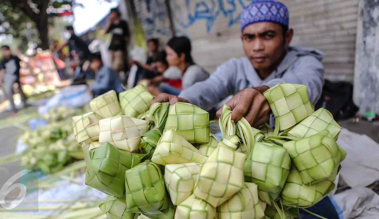 Penjual kulit ketupat menjajakan dagangannya di sebuah pasar kawasan Ciracas, Jakarta, Kamis (16/7/2015). Menjelang Lebaran, warga mulai ramai membeli kulit ketupat. (Liputan6.com/Faizal Fanani)