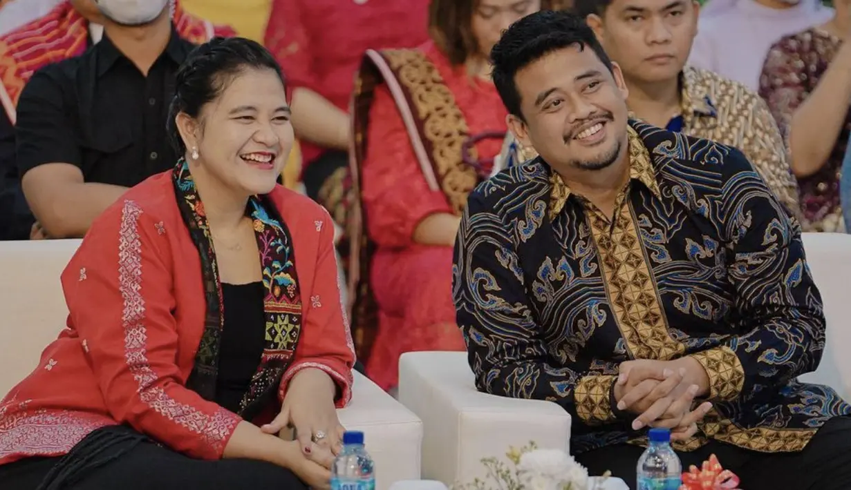 Kali ini Kahiyang justru tampil dengan kain tenun merah berpotongan blazer yang jadikan gayanya semakin modern.  [Foto: Instagram/ Kahiyang Ayu]