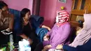 Ketua Pusat Studi dan Kajian Migrasi Migrant CARE Anis Hidayah bertemu dengan ibunda Tuti Tursilawati, Iti Sarniti, di kediamannya di Majalengka pada September 2018 lalu. Tuti merupakan TKI yang dieksekusi mati oleh Saudi. (facebook.com/anis.hidayah)