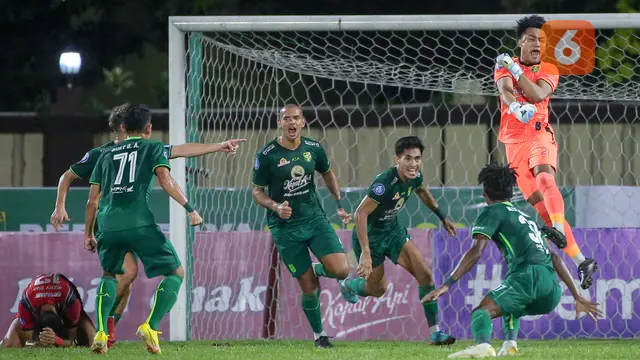 Foto: Gagalkan Penalti di Penghujung Laga, Ernando Ari Pastikan Persebaya Bungkam Arema FC di BRI Liga 1