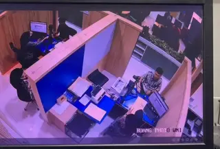 CCTV saat WNA yang memiliki KK dan KTP Makassar mengajukan paspor Indonesia di kantor Imigrasi. (istimewa)