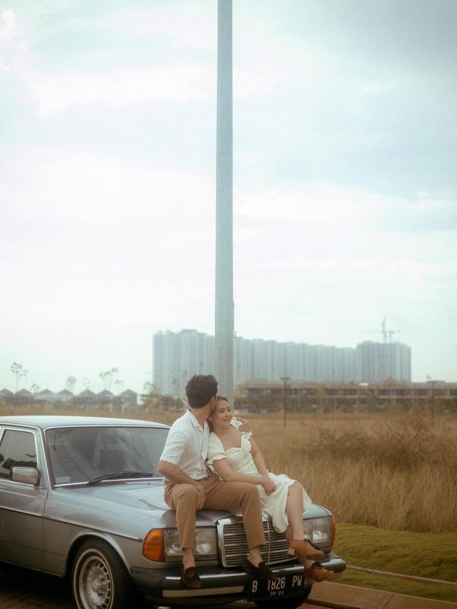 6 Potret Mesra Prilly Latuconsina dan Reza Rahadian di MV Dear Love, Bak Prewedding