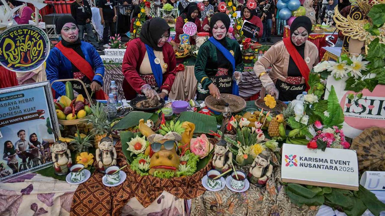 FOTO: Keseruan Warga Kota Surabaya Dengan Aneka Kostum Unik Mengikuti Festival Rujag Uleg