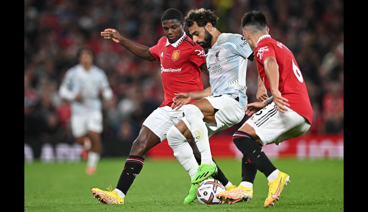 Martinez tak sendirian dalam mengawal pergerakan Mohamed Salah. Ia dibantu Tyrell Malacia yang selama 90 menit bermain disiplin menjaga pertahanan Setan Merah. (AFP/Paul Ellis)