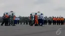 Dua jenazah perempuan korban pesawat AirAsia QZ8501 saat akan diterbangkan ke Surabaya dari Lanud Iskandar, Rabu (7/1). (Liputan6.com/Andrian M Tunay)