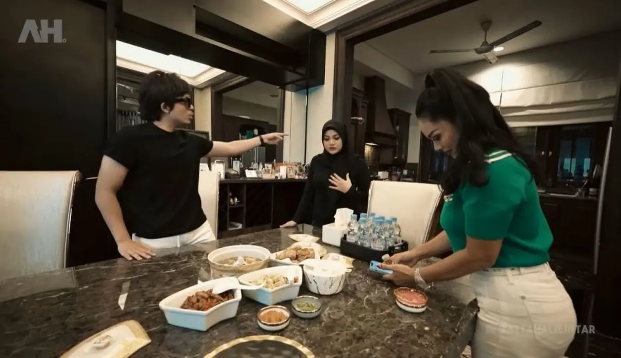 Aurel Hermansyah dan Atta Halilintar juga menyiapkan hidangan spesial untuk Krisdayanti dan Kellen Lemos. (Foto: YouTube/AH)