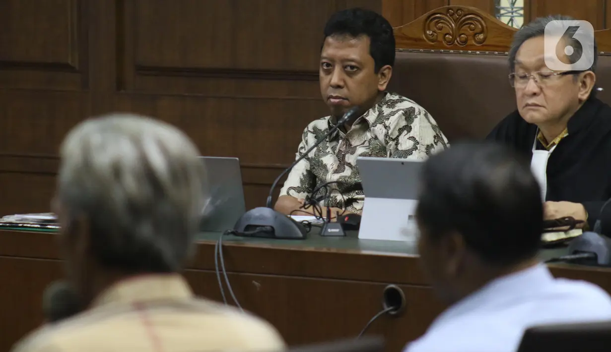 Terdakwa dugaan suap jual-beli jabatan di lingkungan Kemenag, M Romahurmuziy (kedua kiri) menyimak keterangan saksi saat menjalani sidang lanjutan di Pengadilan Tipikor, Jakarta, Rabu (27/11/2019). Sidang mendengar keterangan dua orang saksi. (Liputan6.com/Helmi Fithriansyah)