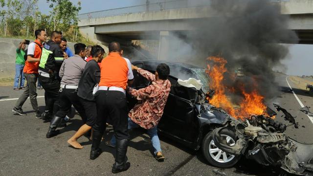 Rombongan Gubernur Anies Baswedan bantu korban kecelakaan  (Dok Tim Gubernur DKI)