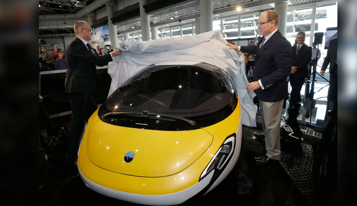 Pangeran Albert II dari Monaco dan Co-Founder dan CEO AeroMobil Juraj Vaculík memperkenalkan AeroMobil di Monaco, Kamis (20/4). AeroMobil memiliki daya jelajah hingga 640 km dengan kecepatan di udara mencapai 360 km per jam. (AP Photo / Claude Paris)