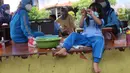 Sejumlah murid Pendidikan Anak Usia Dini (PAUD) Anyelir Karang Tengah mengikuti kegiatan belajar di luar ruangan di kota Tangerang, Kamis (18/11/2021). Mereka terpaksa belajar di teras lantaran gedung untuk PAUD Anyelir dikunci oleh Ketua RW dan diharuskan membayar. (Liputan6.com/Angga Yuniar)