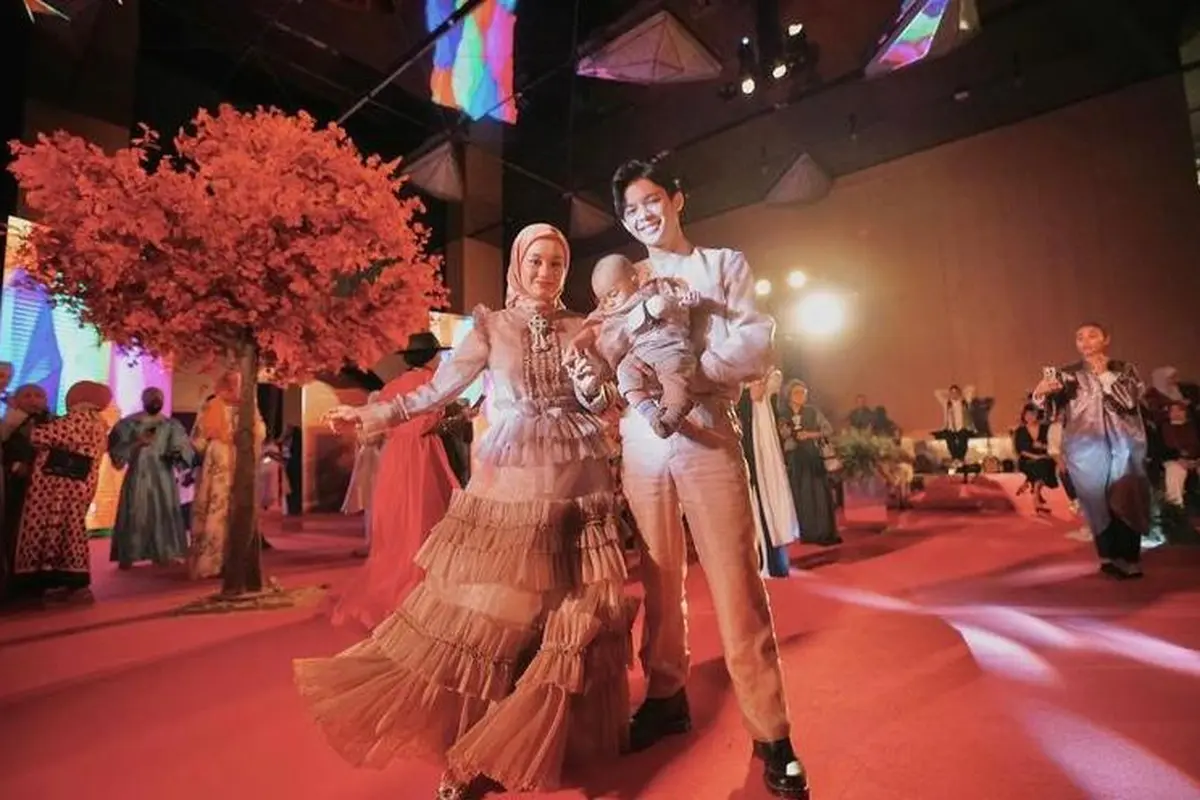 10 Pesona Dinda Hauw jadi Model Catwalk di Dubai Modest Fashion Week, Menawan!