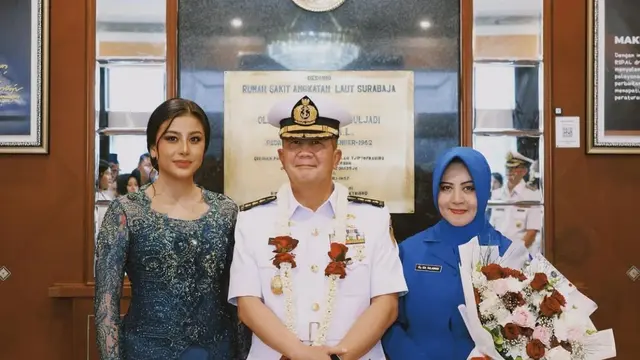 Penampilan Awkarin Dampingi Ayahanda dalam Pelantikan Jabatan Baru, Anggun Berkebaya Navy  (credit: instagram.com/narinkovi