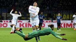 Pemain Frosinone, Danilo Soddimo (tengah) berebut bola dengan kiper Inter Milan, Samir Handanovic pada lanjutan liga Italia Serie A, Inter Milan vs Frosinone di Stadion  San Siro, Milan, Senin (23/11/2015) dini hari WIB. (AFP Photo/Olivier Morin)