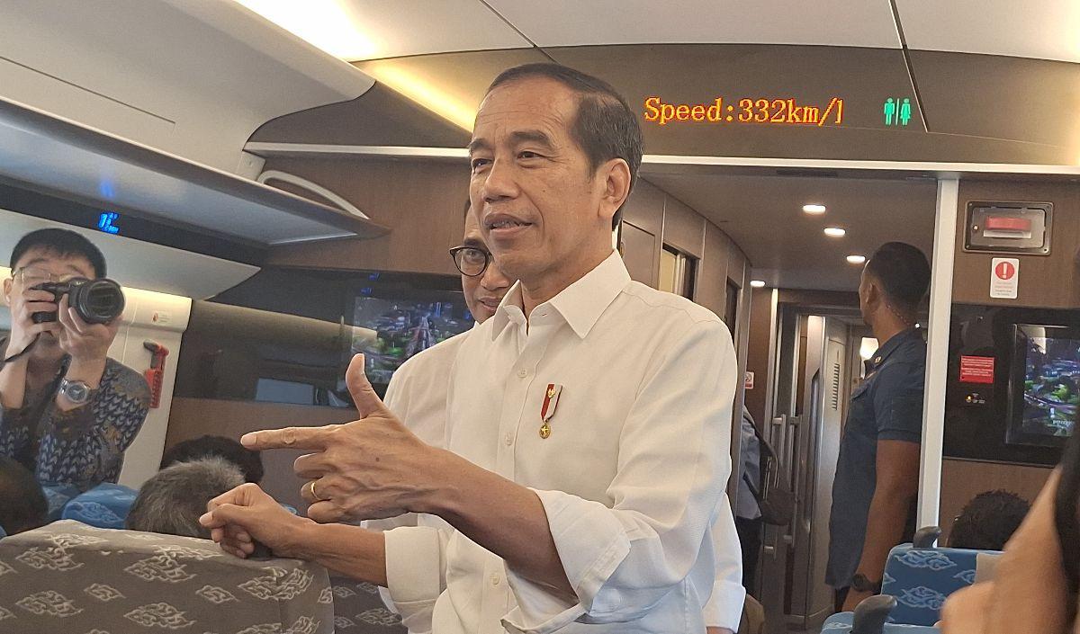 Kereta feeder bewarna hijau yang terdiri dari enam gerbong dan 200 kursi ini memang disiapkan untuk penghubung KCJB dari Statiun Padalarang ke Statiun Bandung.<br>