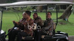 Ketua Umum PSSI, Edy Rahmayadi dan Waketum PSSI, Djoko Driyono menggunakan mobil listrik sebelum bertemu Presiden RI, Joko Widodo di Istana Merdeka, (19/12/2016). (Bola.com/Nicklas Hanoatubun)