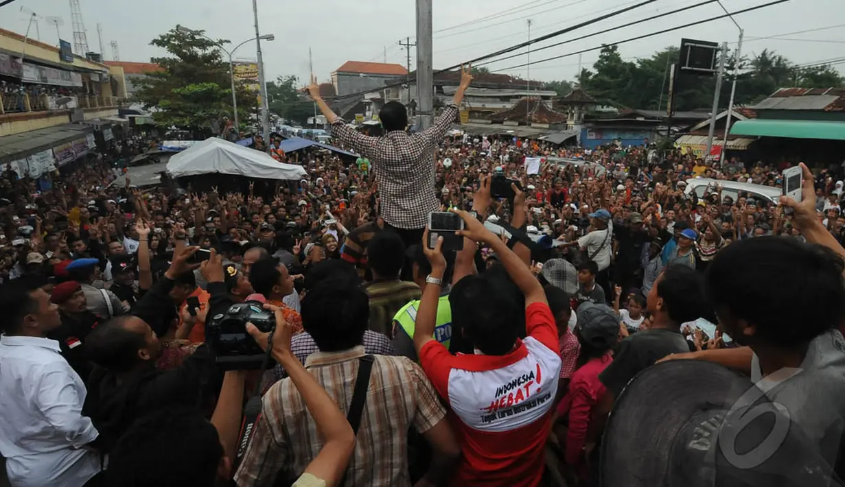 Pantauan Liputan6.com dilapangan, Jokowi beserta rombongan tiba di Pasar Kajen sekitar pukul 16.45 WIB. Massa yang telah berkerumun membuat rombongan terhadang, Pekalongan, Kamis (19/6/2014) (Liputan6.com/Herman Zakharia)