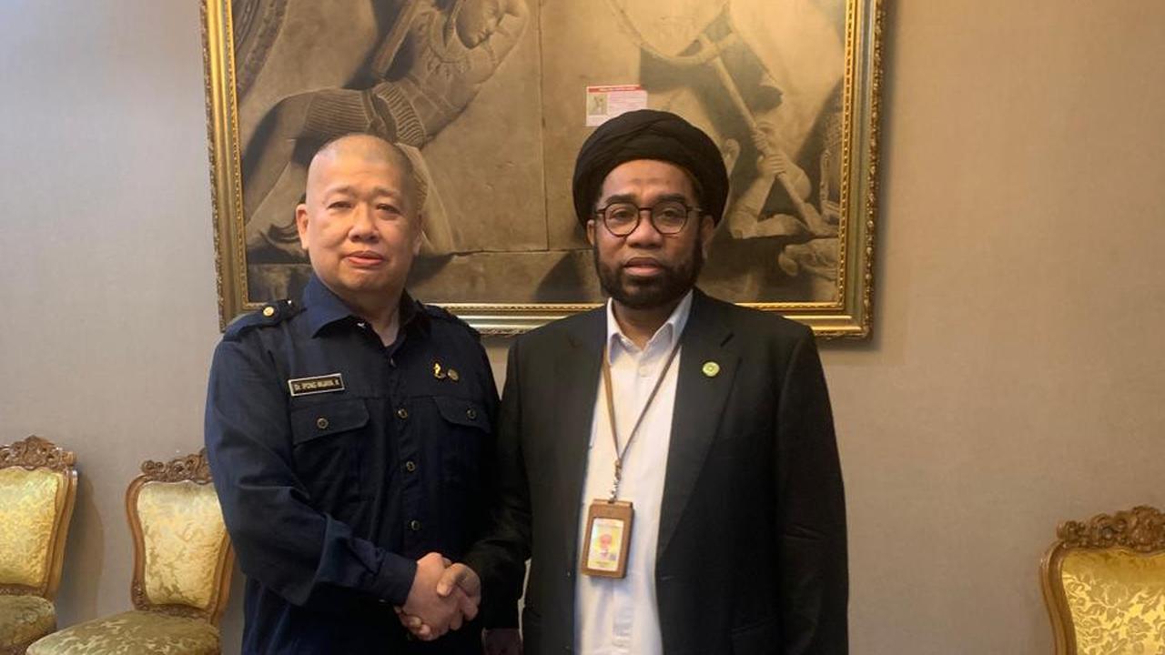 Pembina Persaudaraan Islam Tionghoa Indonesia (PITI), Ali Mochtar Ngabalin (kanan) dan Ketua Umum PITI Ipong Hembing Putra (Istimewa)