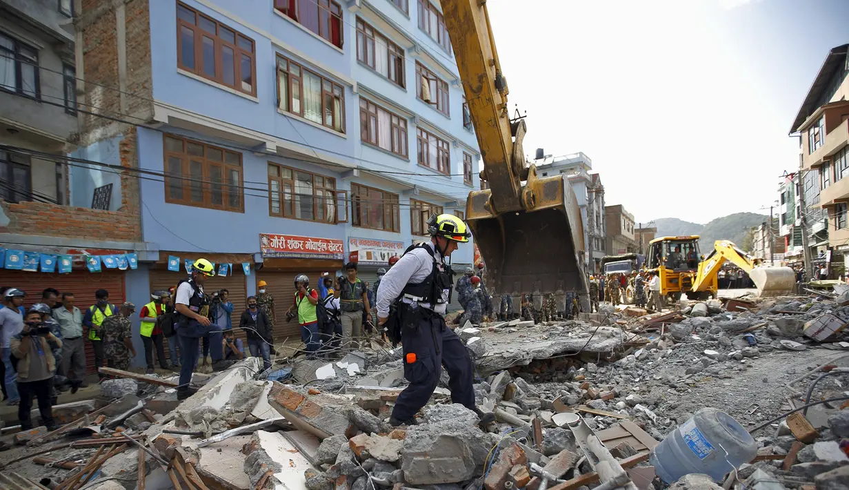 Regu penyelamat mencari korban di puing bangunan yang runtuh di Kathmandu, Nepal, setelah gempa bumi susulan berkekuatan 7,3 SR melanda wilayah tersebut, Selasa (12/5/2015). (REUTERS/Navesh Chitrakar)