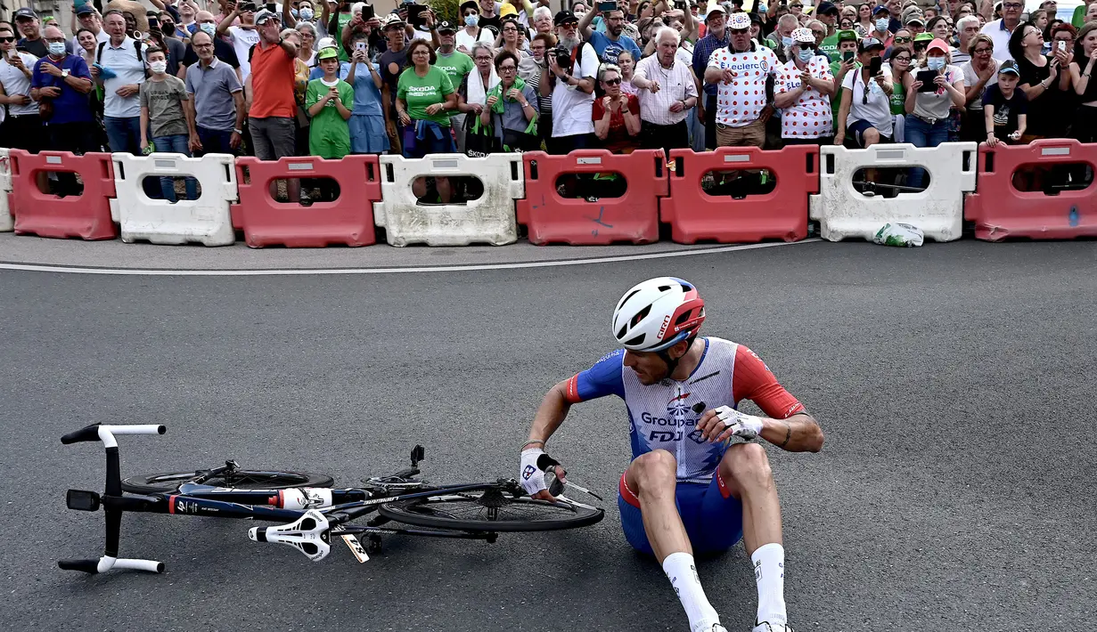 Pembalap Tim Groupama-FDJ Jacopo, Guarnieri sedang duduk di jalan setelah jatuh pada etape ke-6 balap sepeda Tour de France 2021 yang menempuh jarak 160 km, dari Tours menuju Chateauroux, pada 01 Juli 2021. (AFP/Philippe Lopez)