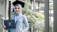 Custom Baju Wisuda Elegan dan Timeless, Berikut Cara Memilih Model, Bahan, dan Detail yang Tepat