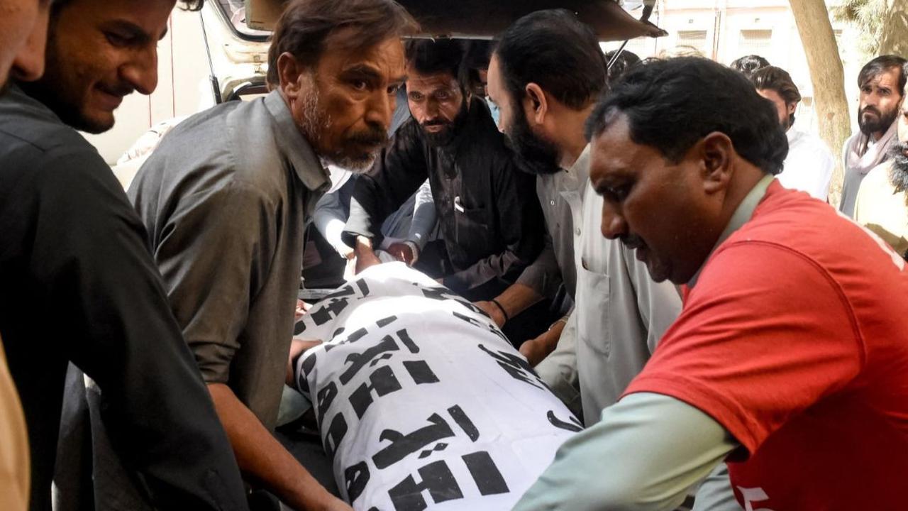 Keluarga membawa jenazah korban yang meninggal dalam penembakan militan separatis di sebuah rumah sakit di Quetta, Pakistan, pada 26 Agustus 2024.