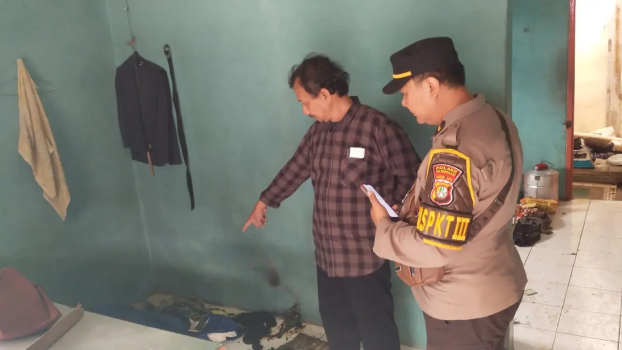 Pihak kepolisian dari Polsek Bojongsari memeriksa kontrakan tempat terjadinya tabung gas meledak.