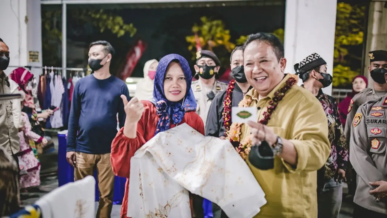 Bupati Jember Hendy Siswanto dalam sebuah acara Pameram UMKM di wilayahnya. (Istimewa)