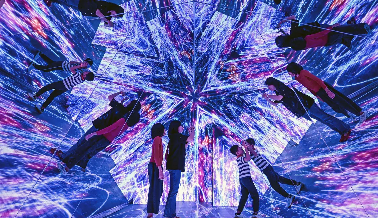 Pengunjung mendatangi ruang seni digital imersif Space and Time Cube Surabaya nan baru dibuka, di Surabaya, 23 Agustus 2026. (AFP/ Juni Kriswanto)