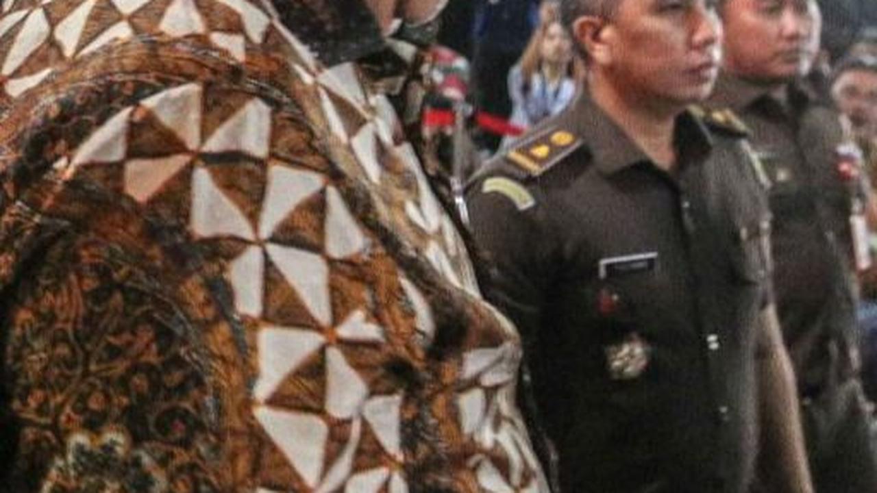 Sebelumnya Airlangga tiba sekitar pukul 08.20 WIB di Gedung Bundar Jaksa Agung Muda Pidana Khusus (Jampidsus) Kejagung dengan didampingi dua orang. Ketua Umum Partai Golkar itu terlihat mengenakan batik cokelat lengan panjang.
( Liputan6.com/Faizal Fanan