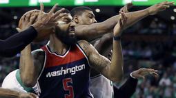 Aksi pemain Washington Wizards, Markieff Morris saat mencoba melewati adangan para pemain Celtics pada gim ketujuh semifinal NBA Wilayah Timur di TD Garden, Boston, (15/5/2017). Boston Celtics menang 115-105. (AP/Charles Krupa)