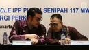 Direktur PT KEP Renzi Renditya (kiri), dan Direktur PT KEP M Fathoni saat konferensi pers di Jakarta, Senin (9/10). Dalam keterangan pers tersebut menuturkan financial close proyek Combined Cycle IPP PLTGU Senipah 117 MW. (Liputan6.com/Angga Yuniar)