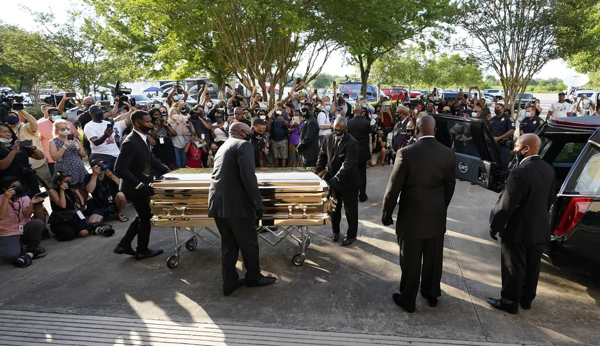 Peti mati berisi jenazah George Floyd dibawa setelah penghormatan terakhir di Gereja Fountain of Praise, Houston, Amerika Serikat, Senin (8/6/2020). Floyd Mayweather, mantan petinju Amerika Serikat, telah membayar peti mati berlapis emas untuk George Floyd. (AP Photo/David J. Phillip, Pool)