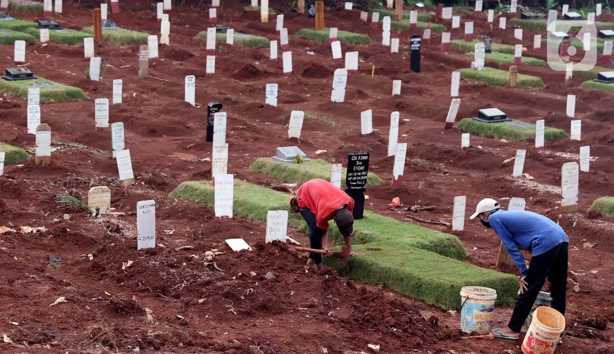Pekerja sedang melakukan perawatan lokasi pemakaman jenazah yang diduga terinfeksi Covid-19 di TPU Pondok Ranggon, Jakarta, Kamis {30/4/2020). Sejumlah makam terlihat mulai dipasangi rumput dan batu nisan. (Liputan6.com/Helmi Fithriansyah}