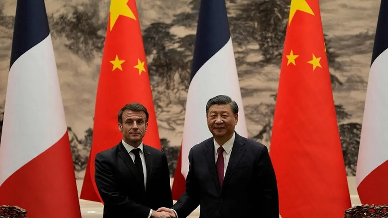 Presiden Prancis Emmanuel Macron dan Presiden China Xi Jinping dalam pertemuan di Beijing, Rabu (6/4/2023). (Dok. AFP)