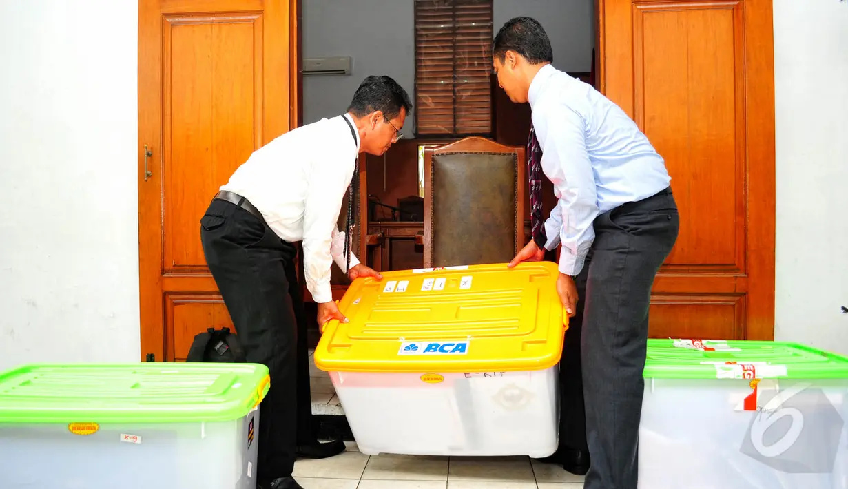Kuasa hukum KPK menyerahkan tiga boks kontainer dan tiga koper berisikan dukumen-dokumen penyidikan kasus Hadi Poernomo di Pengadilan Negeri Jakarta Selatan, Selasa (19/5/2015).  (Liputan6.com/Yoppy Renato)