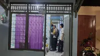 Polisi memeriksa lokasi pembunuhan seorang perempuan di sebuah rumah di Jalan H Daud, Sukmajaya, Kota Depok. (Liputan6.com/Dicky Agung Prihanto)