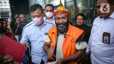 Tersangka dugaan tindak pidana pencucian uang (TPPU) Bupati nonaktif Mamberamo Tengah Ricky Ham Pagawak (tengah) berjalan menuju mobil tahanan usai menjalani pemeriksaan di Gedung KPK, Jakarta, Senin (19/6/2023). Tersangka Ricky Ham Pagawak menyatakan penolakan untuk menandatangani berkas P21 karena merasa tidak adil kasusnya disidangkan di luar Papua. (Liputan6.com/Faizal Fanani)