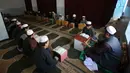 Suasana saat anak-anak belajar membaca Alquran di sebuah masjid di Kabul, Afghanistan, Senin, (21/5). Anak-anak Afghanistan lebih memperdalam Alquran di saat Ramadan. (AP Photo/Rahmat Gul)