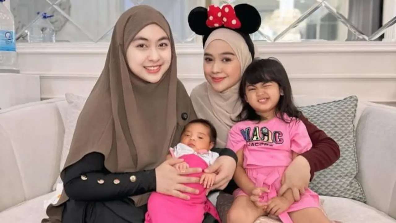Balon Jadi Simbol Kebahagiaan, 7 Potret Ria Ricis dan Moana Jenguk Baby Yasmin Anak Shindy Putri  (credit: instagram.com/riaricis1795)