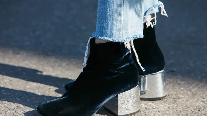 4 Cara Membersihkan Sepatu Berbahan Beludru