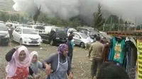  Wisatawan berlarian panik akibat letusan Kawah Sileri Desa Kepakisan di Kawasan Tinggi Dieng, Banjarnegara. (Foto: Liputan6.com/BPBD BJNG)