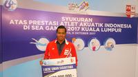Perenang Indonesia, I Gede Siman Sudartawa, mengaku akan menyerahkan bonus Rp 100 juta yang diterimanya karena meraih medali emas di SEA Games 2017 untuk disimpan dan dikelola oleh ibundanya. (Bola.com/Zulfirdaus Harahap)